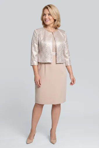 Completo beige e oro con scollo di perle