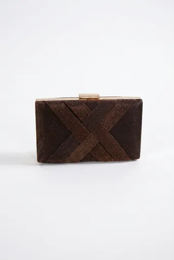 pochette marrone lucida con parte frontale intrecciata
