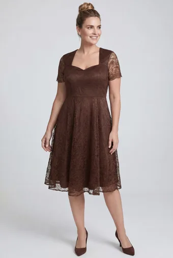 abito in pizzo marrone