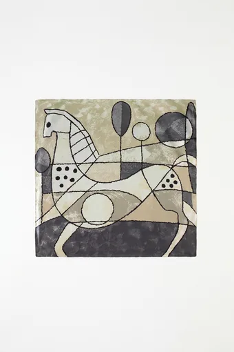 foulard grigia e beige con motivo grafico di un cavallo.