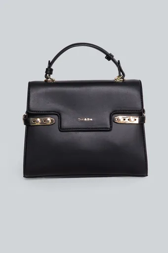borsa nera con manico e dettagli dorati.