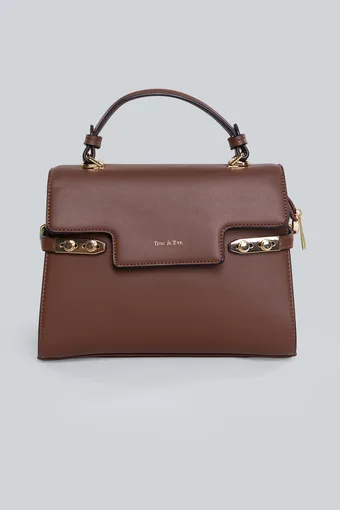 borsa marrone con manico e dettagli dorati.