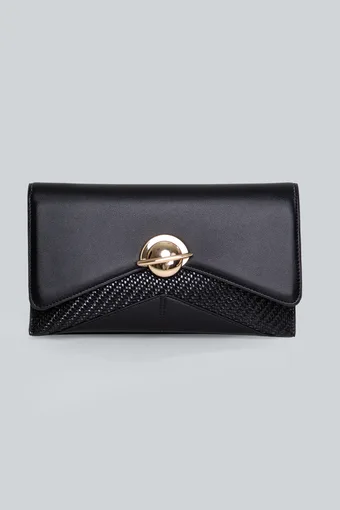 borsa nera con chiusura decorativa dorata