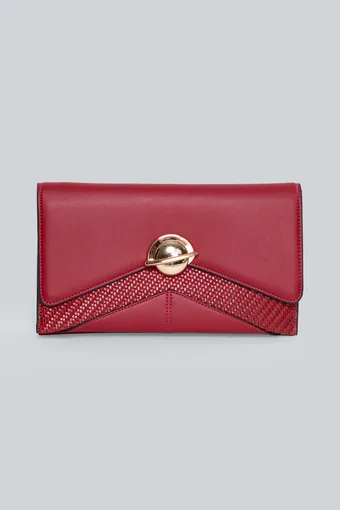 borsa rossa con chiusura decorativa dorata