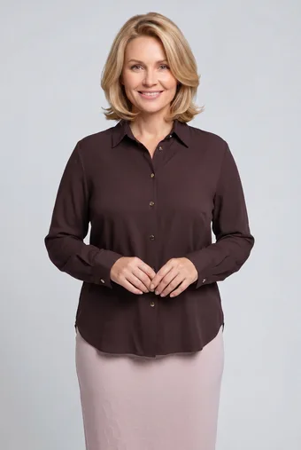 camicia marrone con bottoni dorati
