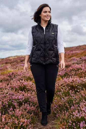 gilet nero con dettagli dorati