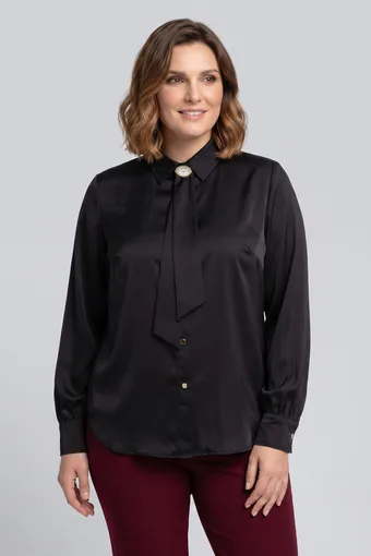 camicia di raso nero con cravatta