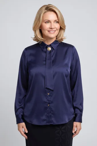 camicia di raso blu navy con cravatta