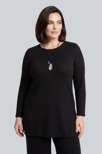 Tunica nera a coste con collana decorativa
