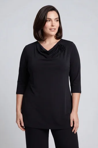 Tunica nera con spilla decorativa